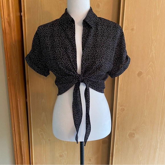 Urban Outfitters • Black & White Polka Dot Tie Front Crop Top - Picture 3 of 13